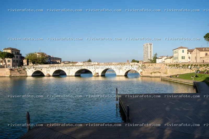 Ponte Tiberio a Rimini con vista sul centro storico e moderno