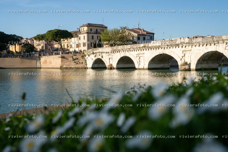 Il Ponte di Tiberio a Rimini con scorcio primaverile