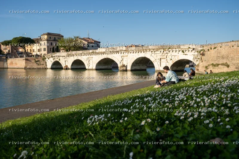Ponte di Tiberio a Rimini e momenti di relax sul prato