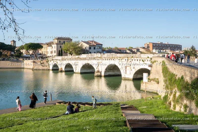 Ponte di Tiberio a Rimini e le rive del Marecchia