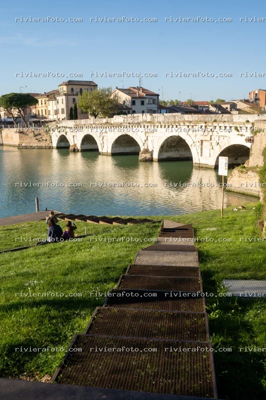 Ponte di Tiberio a Rimini: icona storica e relax sul fiume