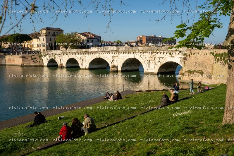 Ponte di Tiberio a Rimini, un momento di relax lungo il fiume