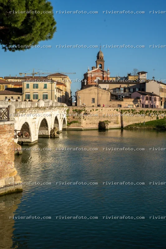 Il Ponte di Tiberio a Rimini e il suo centro storico