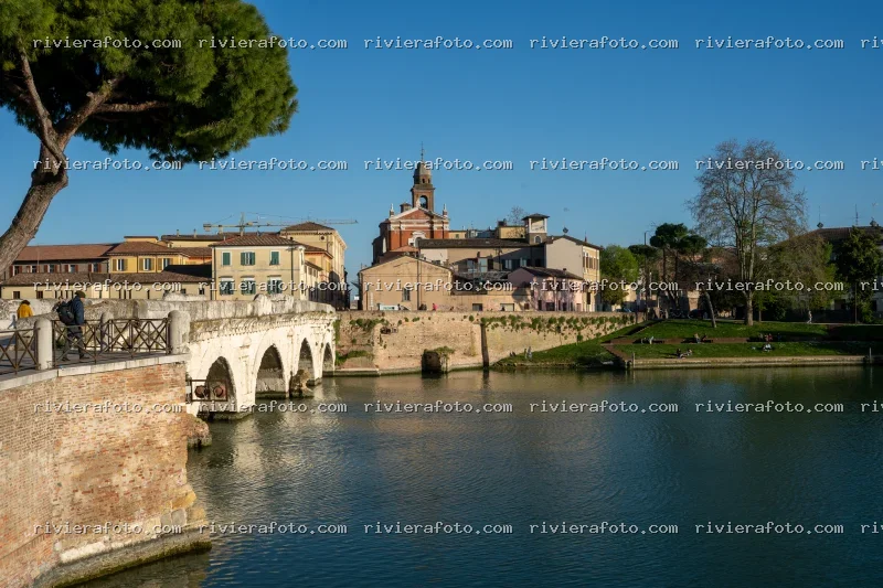 Ponte di Tiberio e centro storico di Rimini in una giornata di sole