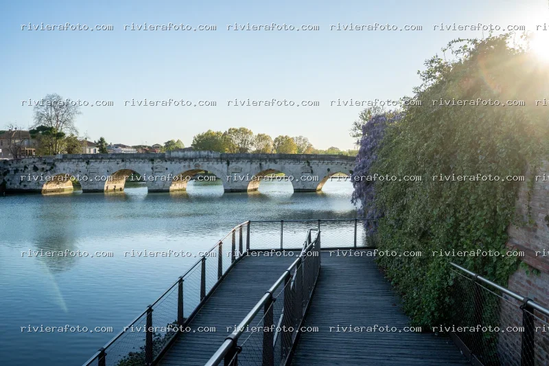 Ponte Tiberio a Rimini al tramonto con passerella