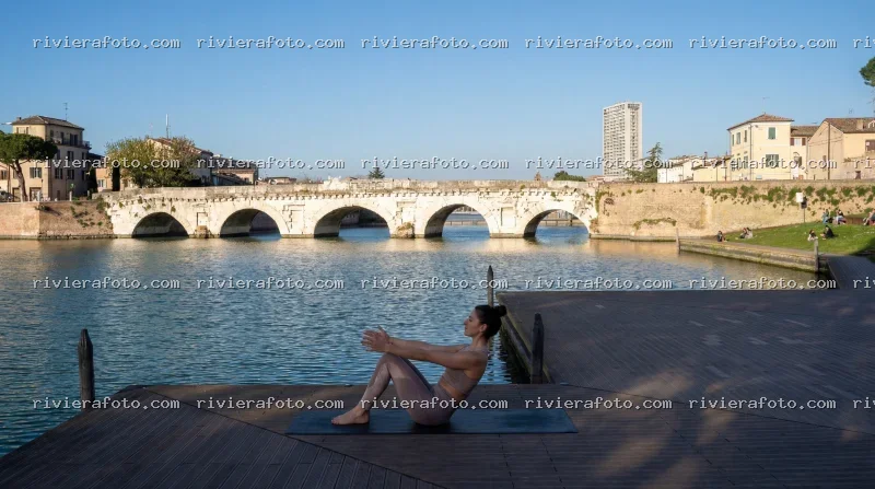 Yoga con vista sul Ponte di Tiberio a Rimini