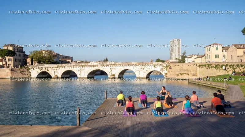 Sessione di Yoga sul Ponte di Tiberio a Rimini