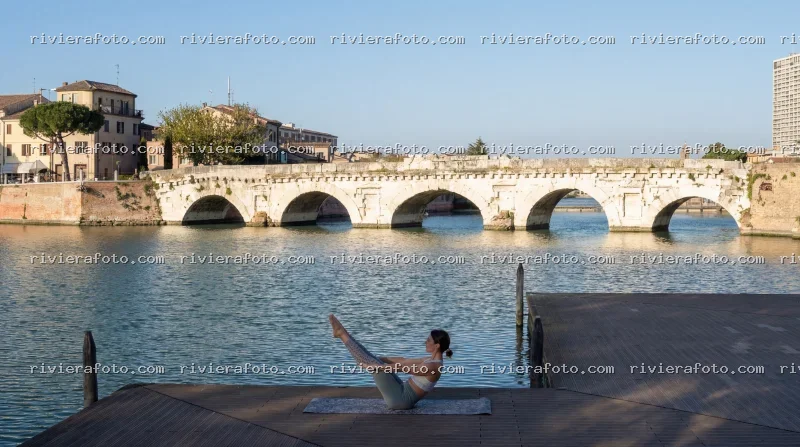 Yoga mattutino al Ponte di Tiberio a Rimini