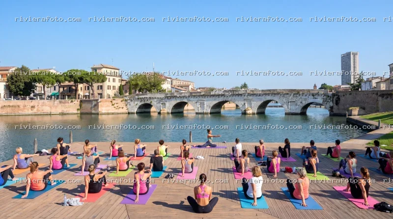 Sessione di Yoga con vista sul Ponte di Tiberio a Rimini