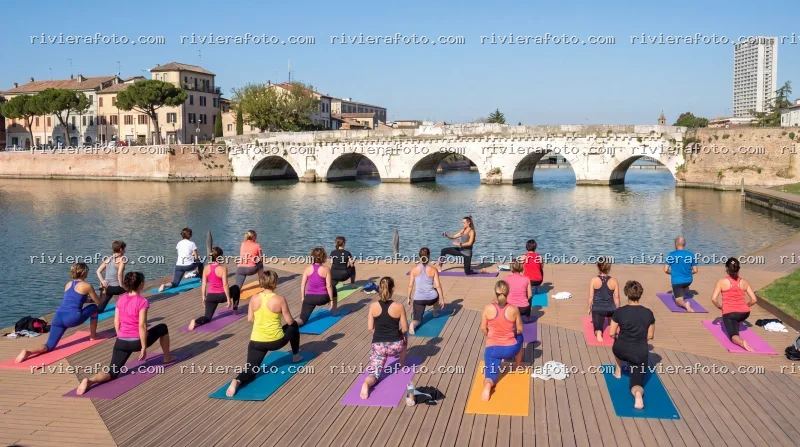 Yoga all’aperto con vista sul Ponte di Tiberio a Rimini