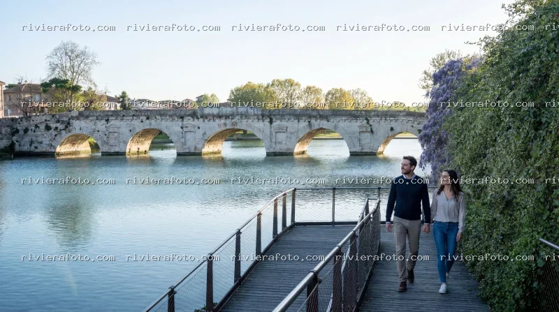 Ponte di Tiberio a Rimini: Passeggiata sul Lungofiume