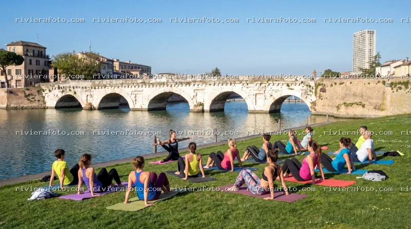 Sessione di yoga all’aperto con vista sul Ponte di Tiberio a Rimini