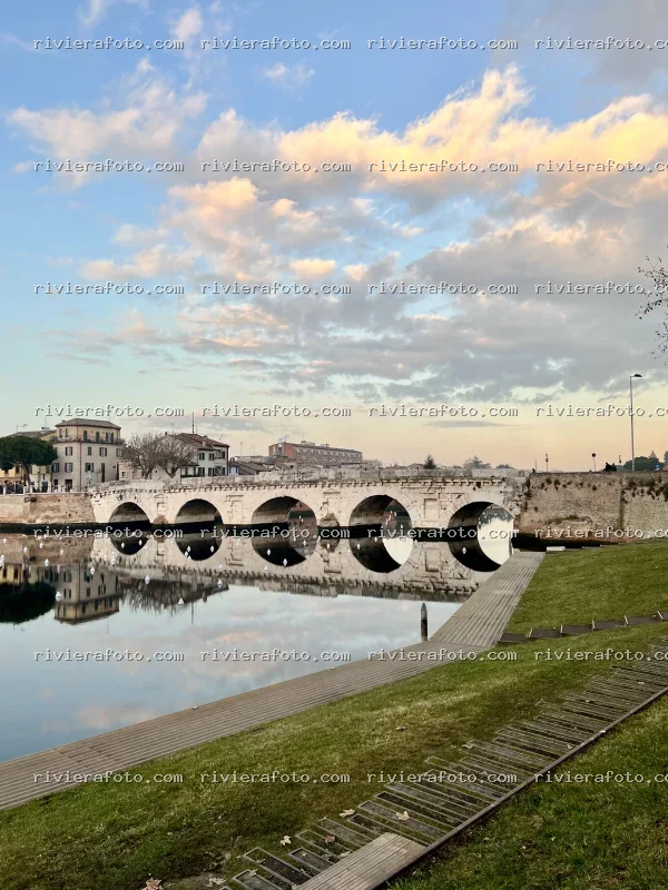 Ponte Tiberio al tramonto a Rimini