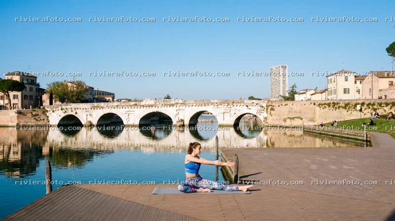 Yoga al Ponte Tiberio di Rimini, un connubio di storia e relax