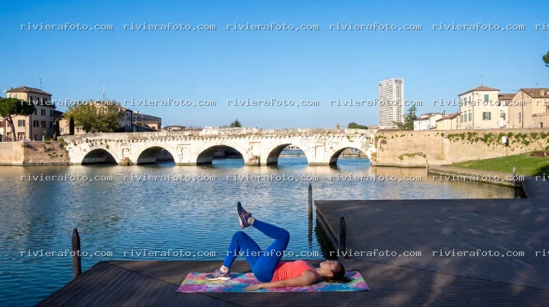 Ponte di Tiberio e lungofiume a Rimini