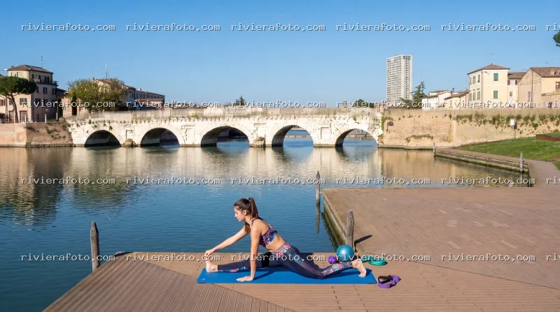 Yoga sul Ponte Tiberio a Rimini