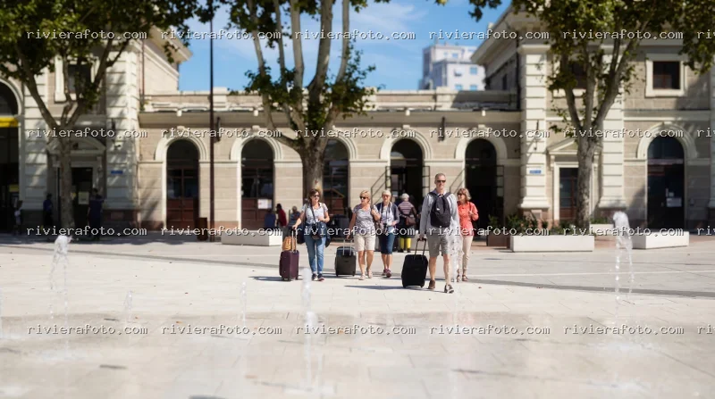 Viaggiatori nella Piazza della Stazione di Rimini
