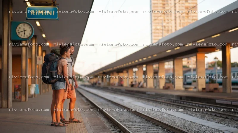 Viaggiatori alla stazione di Rimini, porta della Riviera Romagnola