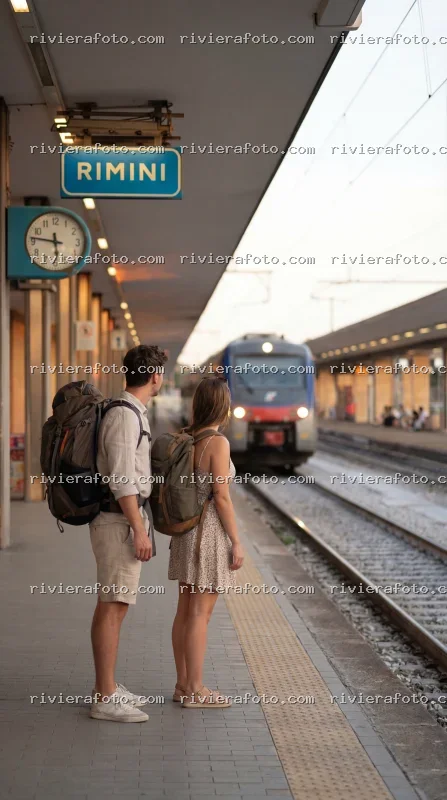 Viaggiatori in attesa alla Stazione Ferroviaria di Rimini