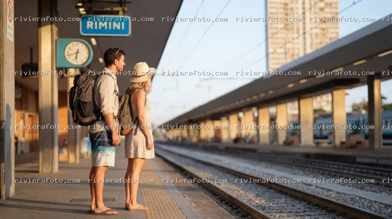 Coppia in attesa sulla banchina della stazione di Rimini