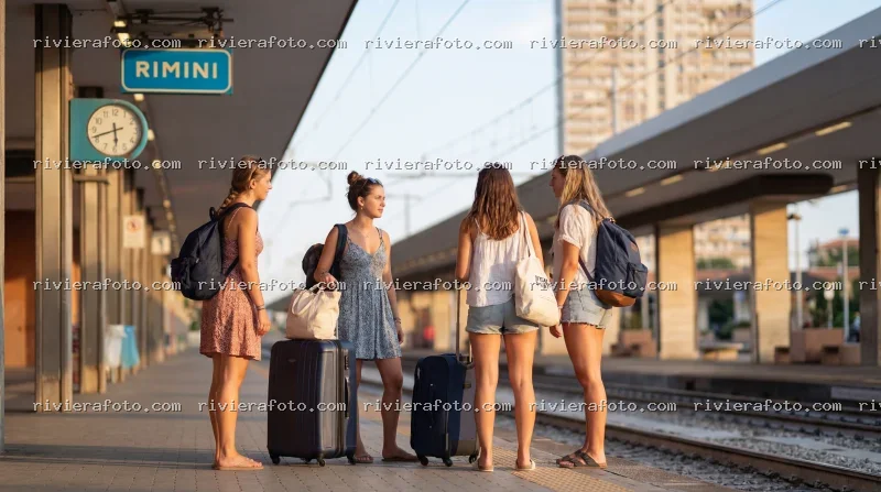 Giovani viaggiatori alla stazione di Rimini