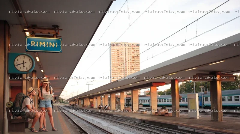 Turisti alla stazione ferroviaria di Rimini