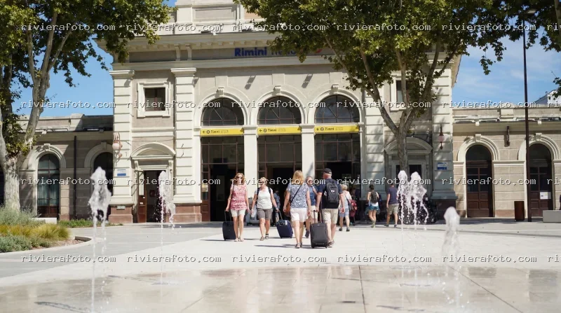 Stazione Ferroviaria di Rimini e la piazza antistante