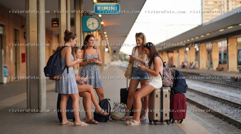 Giovani viaggiatrici alla stazione di Rimini