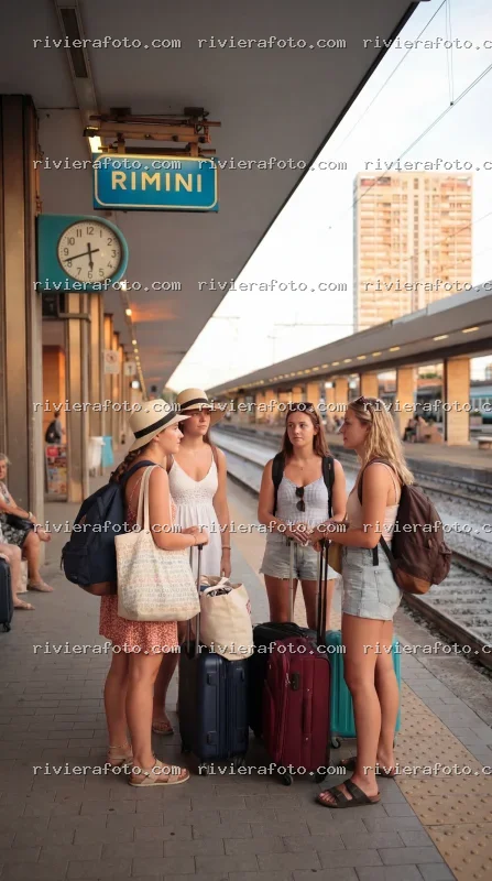 Viaggiatrici alla Stazione di Rimini