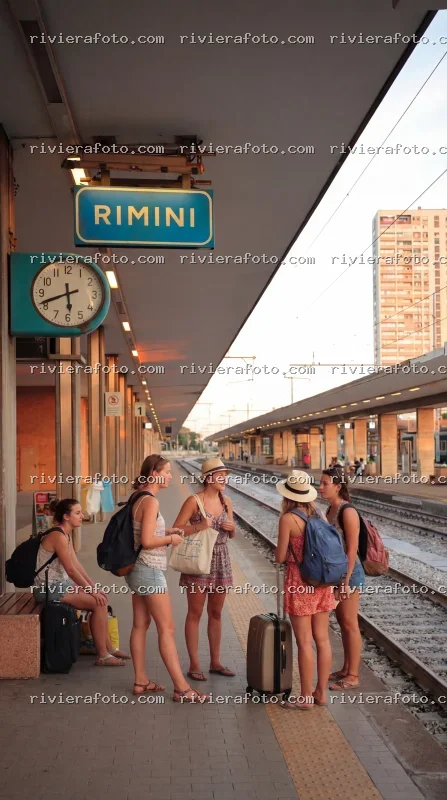 Viaggiatori in attesa alla stazione di Rimini