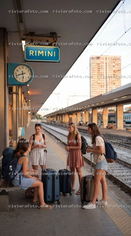 Viaggiatori in attesa alla stazione di Rimini