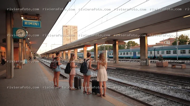 Viaggiatrici in attesa alla stazione di Rimini