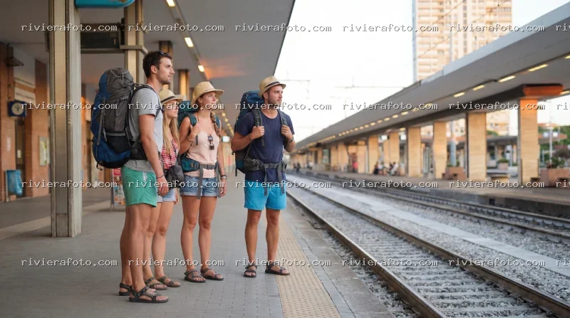 Viaggiatori in attesa alla stazione ferroviaria della Riviera Romagnola