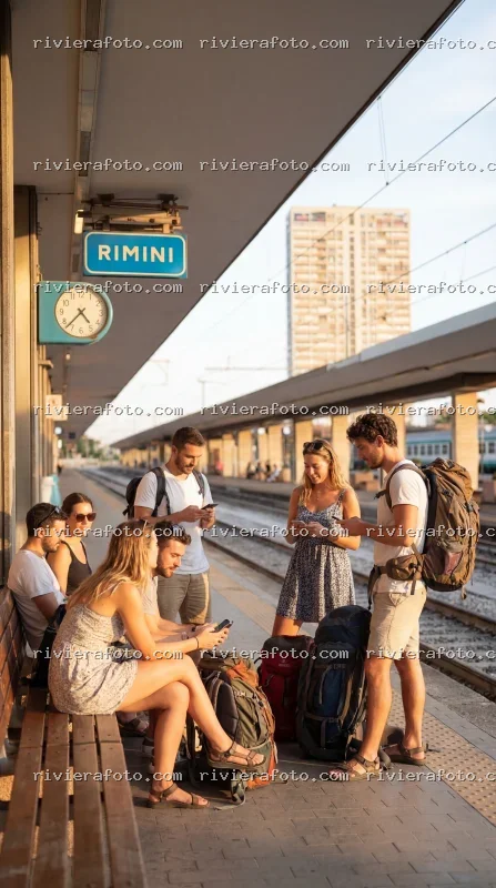 Viaggiatori in attesa alla stazione di Rimini