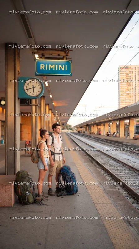 Viaggiatori alla Stazione di Rimini al tramonto