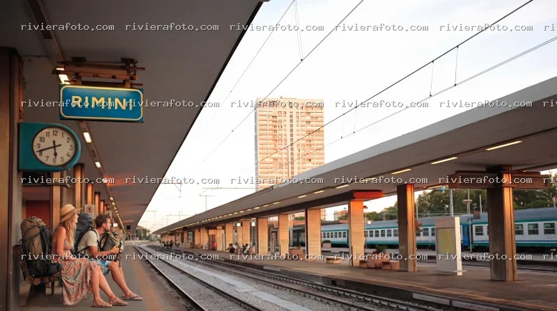 Viaggiatori in attesa alla Stazione di Rimini