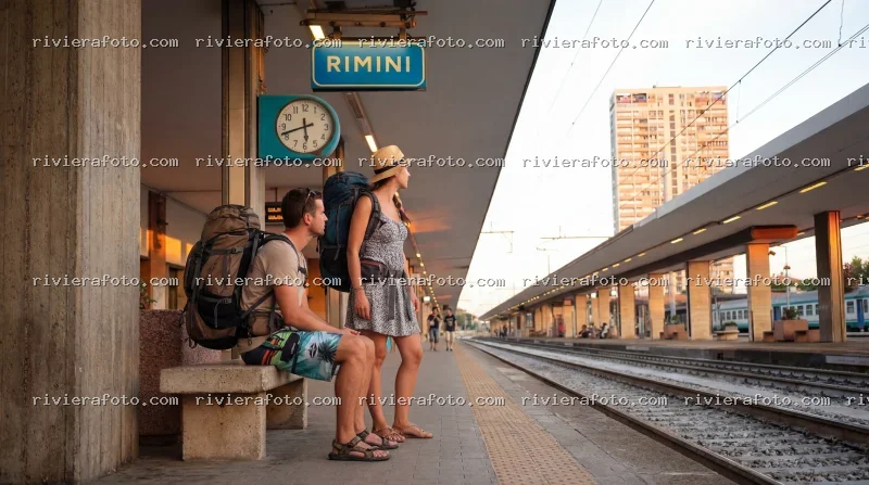 Viaggiatori alla Stazione di Rimini al Tramonto