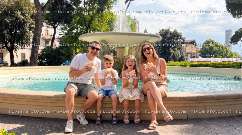 Famiglia in relax alla fontana con piadina a Rimini