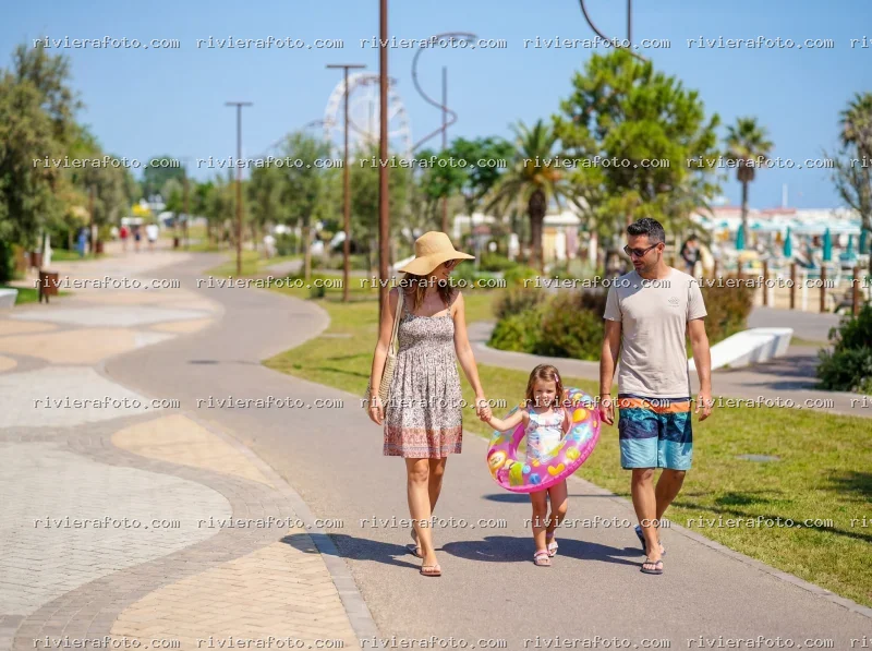 Famiglia in passeggiata sul Lungomare della Riviera Romagnola