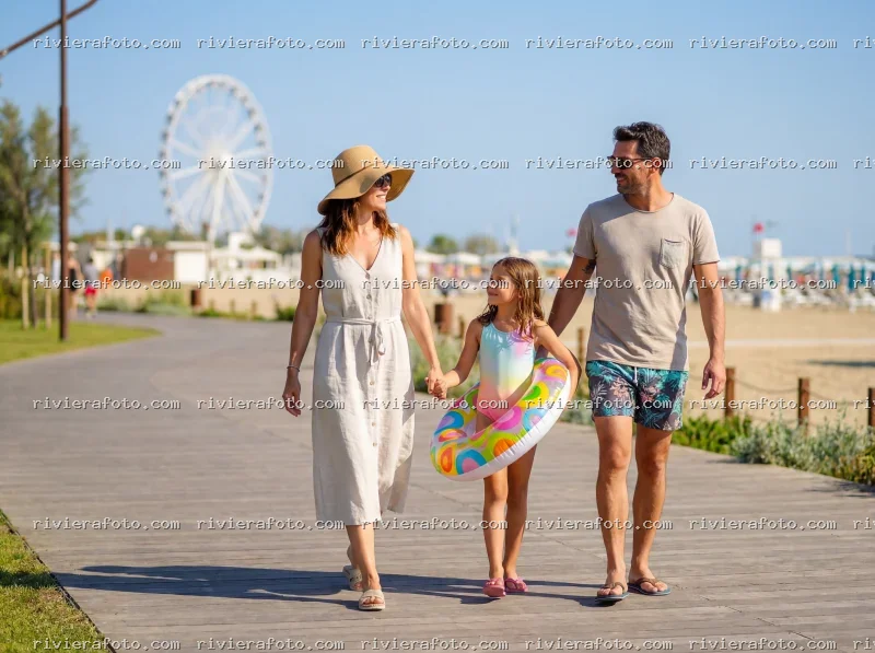 Famiglia sul lungomare di Rimini con Ruota Panoramica
