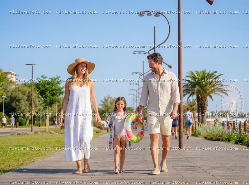 Famiglia sul Lungomare di Rimini con Ruota Panoramica