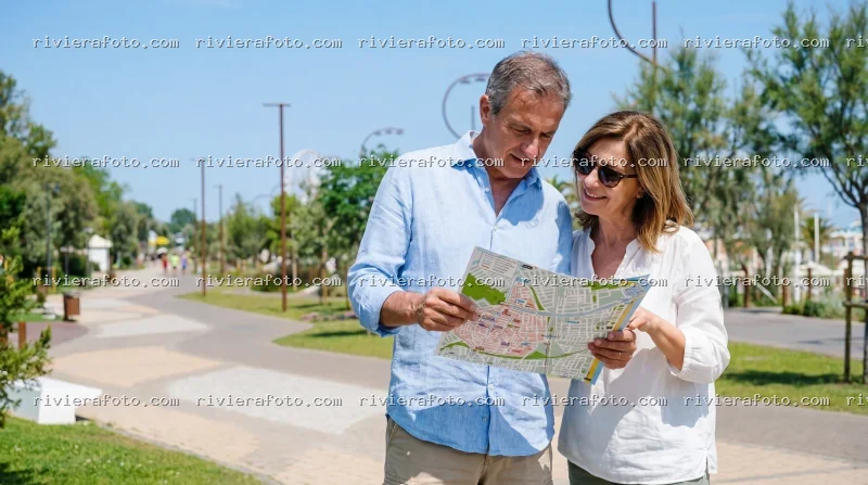 Coppia di Turisti con Mappa sulla Promenade di Rimini nella Riviera Romagnola