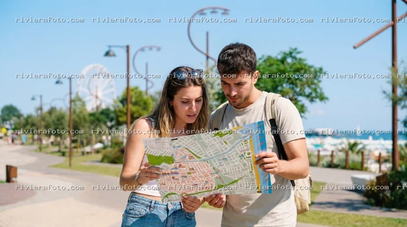 Coppia di turisti con mappa a Rimini sulla Riviera Romagnola
