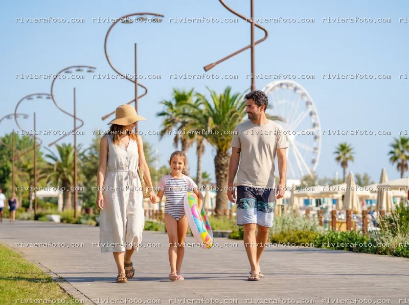Famiglia in passeggiata sul Lungomare della Riviera Romagnola
