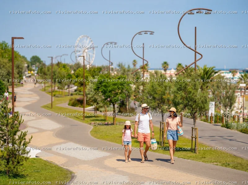 Passeggiata sulla Riviera Romagnola con vista sulla Ruota Panoramica