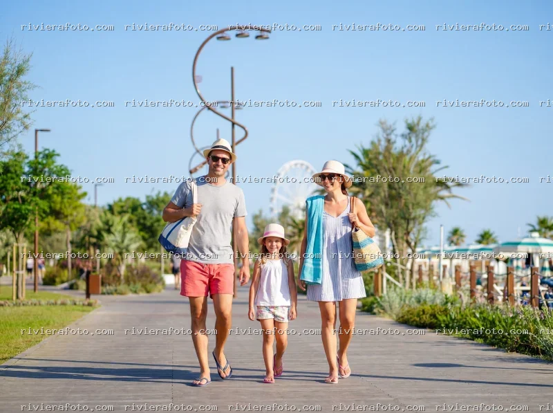 Famiglia sul lungomare di Rimini con la Ruota Panoramica