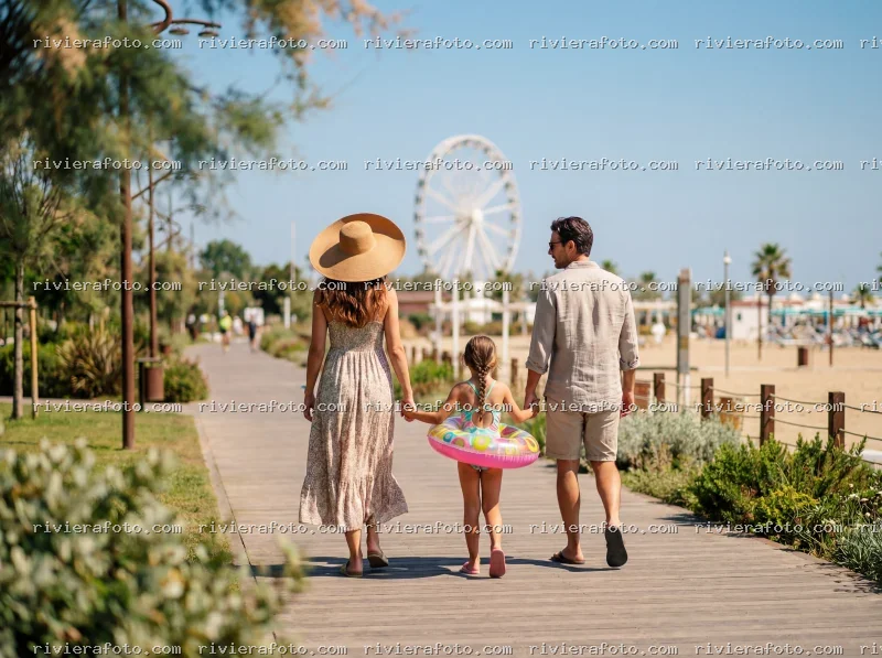 Famiglia sul lungomare di Rimini con Ruota Panoramica