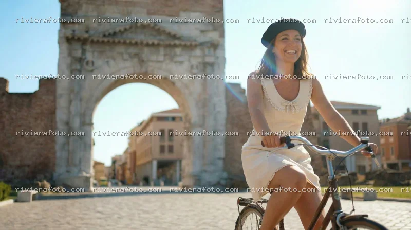 Ciclista all’Arco d’Augusto, Rimini