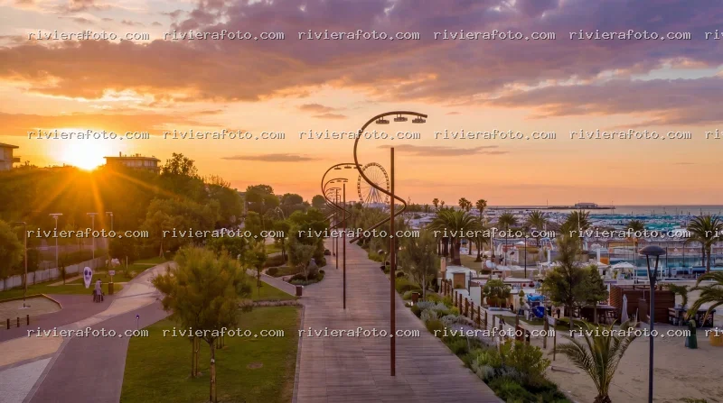Tramonto sul Lungomare di Rimini con Ruota Panoramica