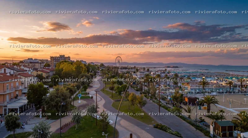 Tramonto sulla costa della Riviera Romagnola con ruota panoramica